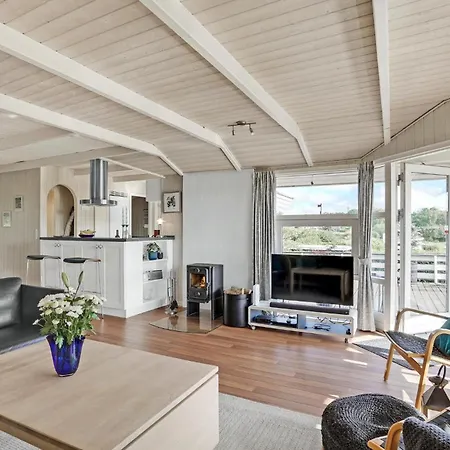 Stunning Home In Hejls With Kitchen بيت للعطل *